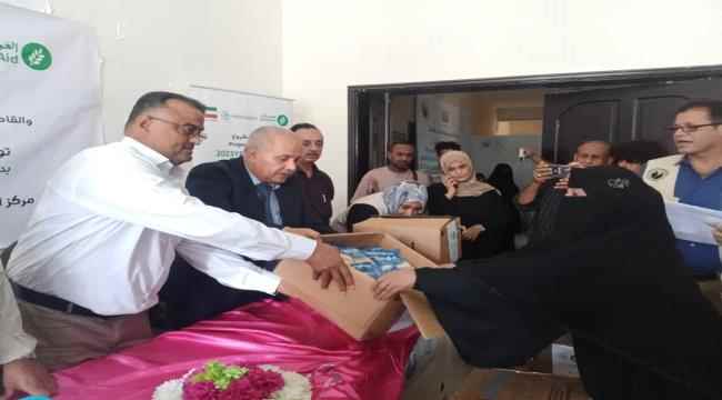 توزيع الأرز المدعوم للامهات والمرضعات بمركز الطوارئ التوليدية الشاملة بمديرية التواهي بعدن