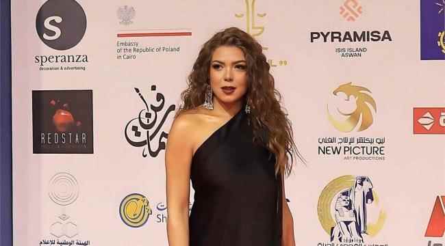 النجمات يتألقن بالأسود في "مهرجان أسوان الدولي"