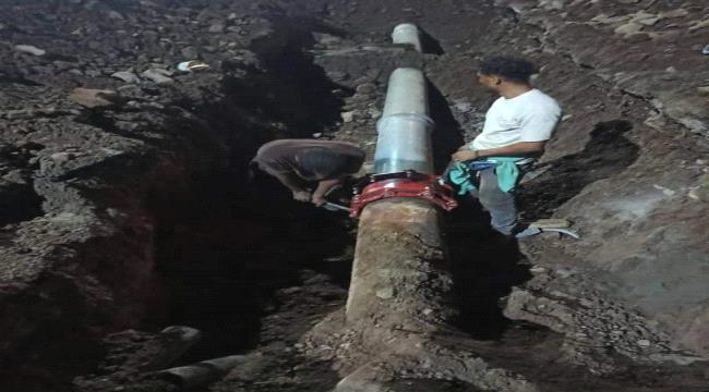 اصلاح عطل في انابيب المياه بمديرية صيرة