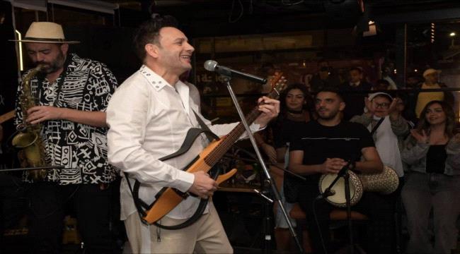 نجوم التسعينيات يحتفلون مع مصطفى قمر بافتتاح مطعمه الجديد