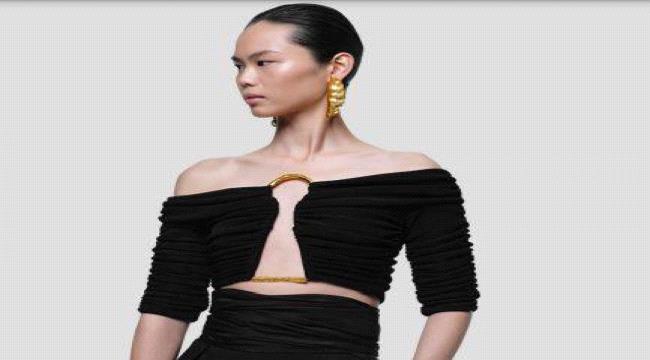 الغموض الذي يحيط بإمرأة Schiaparelli.. بتصاميم الـKEYHOLE الأنيقة