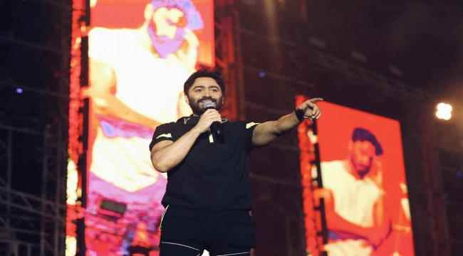 المطرب تامر حسني يوجّه رسالة تحذير لكل عروسين بفيديو خاص