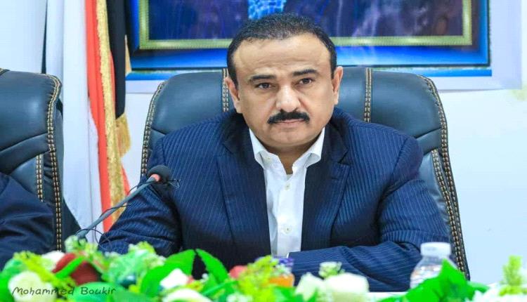 محافظ شبوة يوجه بإيقاف عدد من المسؤولين وإحالتهم للتحقيق