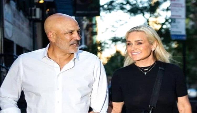 والدة بيلا وجيجي حديد تصدم الجميع بخطوبتها بسن الـ60