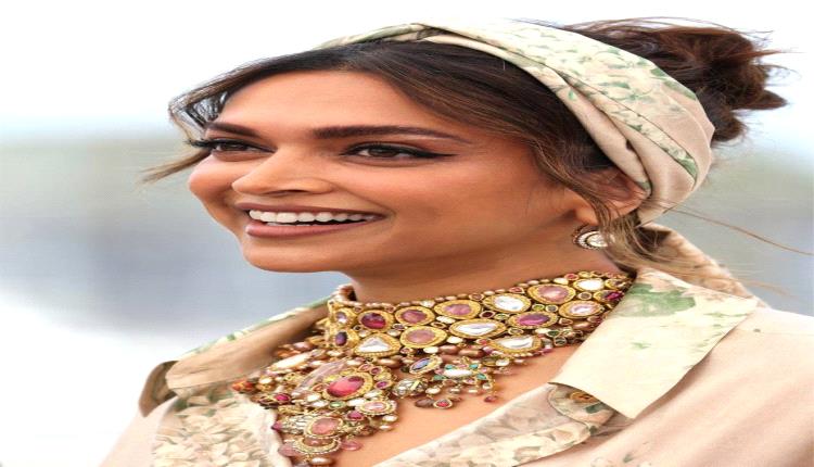 هكذا بدت النجمة الهندية ديبيكا بادكون في أول ظهور لها بعد الإنجاب (صور)