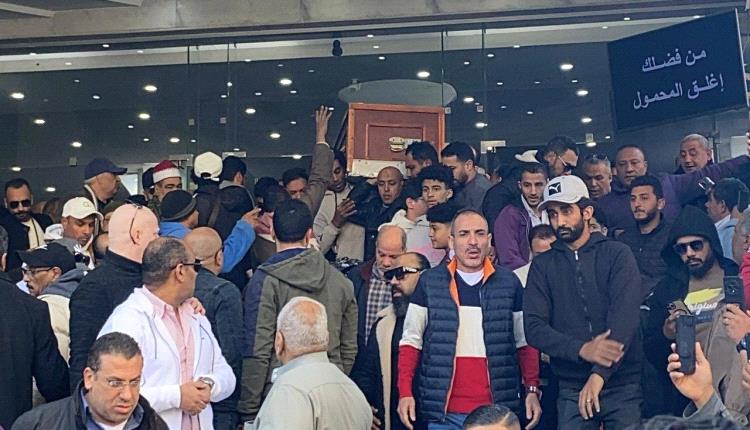 تشييع جثمان الفنان الراحل أحمد عدوية وسط دموع محبيه (صور)