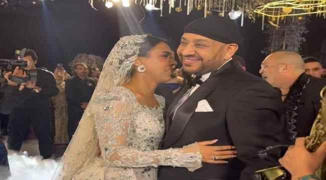 احتفل الفنان المصري عصام كاريكا بزفاف ابنته المخرجة مي كاريكا