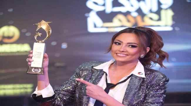 النجمة بشرى تنشر صورها اثنا تكريمها في "ملتقى الإبداع والتميز العربي"