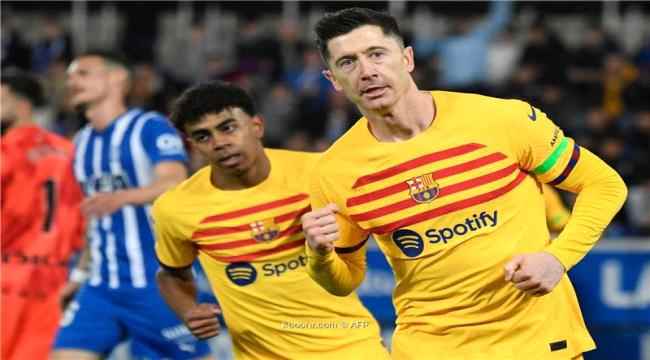 برشلونة يلقي الكرة في ملعب ليفاندوفسكي.. والبولندي يتخذ قراره
