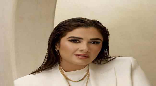 ياسمين عبد العزيز تؤدي مناسك العمرة بملامح حزينة