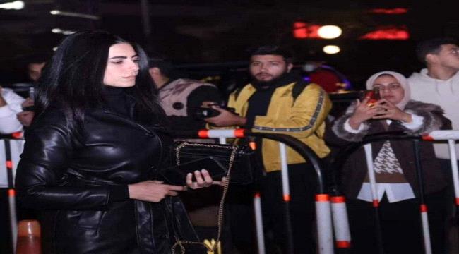 تارا عماد في عزاء والدتها يحضر نجوم الفن ليواسونها
