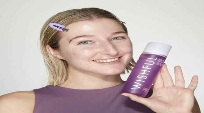 المستحضر المثالي لبشرة متوهّجة: تونر WISHFUL Eggplant Exfoliator Pore Clarifying Toner من Huda Beauty