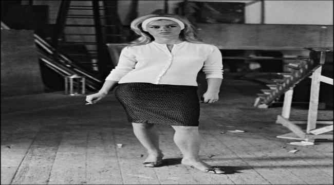 سترة الكارديغان نجمة الموسم الانتقالي THE CARDIGAN SWEATER