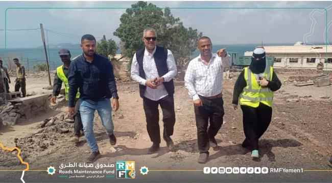 المهندس معين الماس يدشن أعمال مشروع سفلتة طريق رأس مربط بمديرية التواهي في عدن