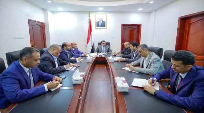 بن مبارك يوجه بتوفير باخرة عائمة لتوليد 100 ميغاوات من الطاقة لتعزيز كهرباء العاصمة عدن