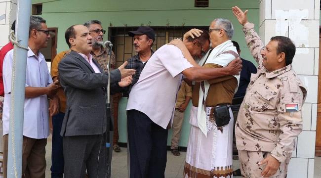 بناءً على مخرجات اجتماع اللجنة المكلفة من معالي وزير الدولة محافظ العاصمة عدن الأستاذ / احمد حامد لملس والمتعلقة بمعالجة المشكلة التي حصلت في ثانوية الاهدل بمديرية دار سعد. 