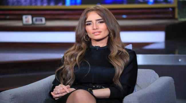 الفنانة زينة تمازح جمهورها: "حبّيت أعرّفكم بنفسي"