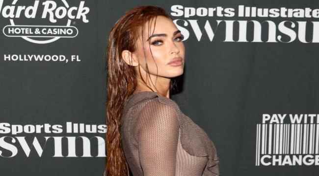 النجمة ميغان فوكس تثير ضجة كبيرة بإطلالتها بملامح مختلفة خلال حضورها حفل People's Choice Awards