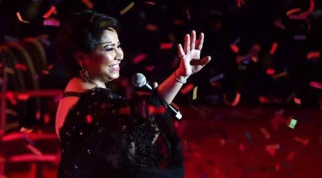 المطربة شيرين عبد الوهاب تغني "كدابة" حسام حبيب!