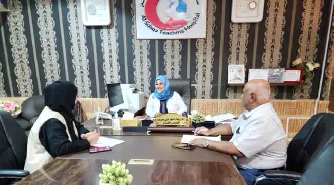 مدير عام مستشفى الصداقة تناقش مع المؤسسة الطبية الميدانية سبل تطوير العمل بالمستشفى 