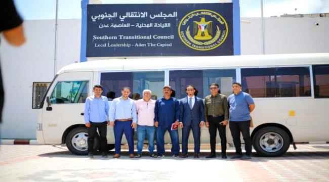 السقاف يسلم رئيس نادي الجزيرة باص النادي المقدم من محافظ العاصمة عدن لملس