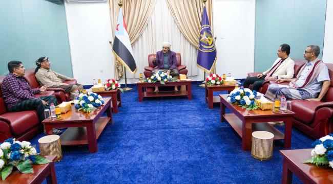 الرئيس الزُبيدي يطّلع على سير عمل الهيئات التنفيذية للمجلس الانتقالي بمحافظة حضرموت