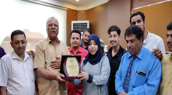 مديرة صندوق رعاية وتأهيل المعاقين تكرم مدير الموارد البشرية السابق 