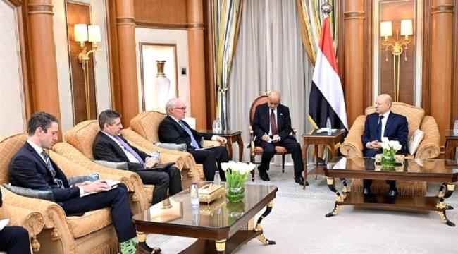 مباحثات يمنية أمريكية بشأن تهديدات الحوثيين للملاحة الدولية