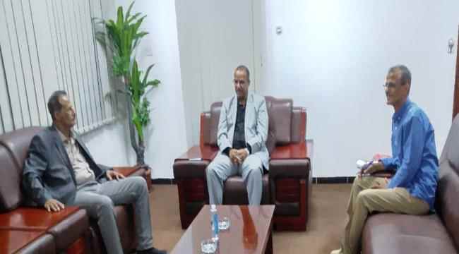 الوزير الزعوري يناقش مع القميري عضو هيئة رئاسة الإنتقالي الأوضاع الإنسانية في المهرة