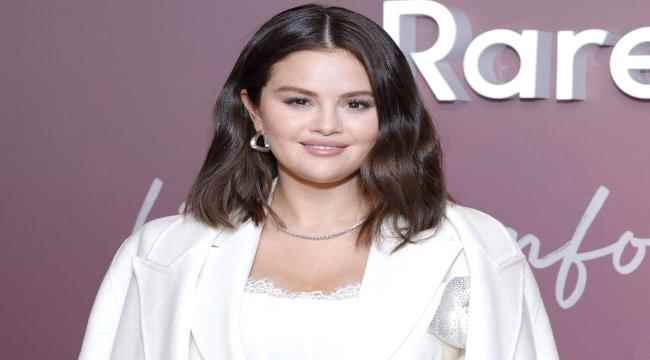 سيلينا غوميز تخطف الأنظار بأحدث إطلالتها في Rare Beauty Event،