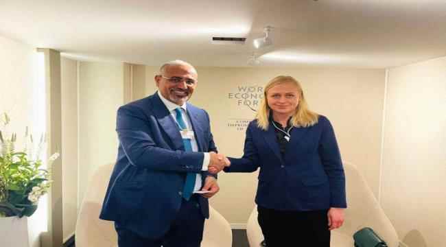 رئيس الانتقالي الجنوبي ينتقد ضعف تحالف البحر الأحمر ويشكك في نجاح عملية السلام في اليمن