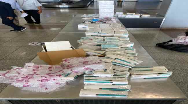 السلطات الامنية بمطار عدن الدولي تضبط شحنة أدوية مهربة كانت بحوزة امرأة سبعينية قادمة من الهند 