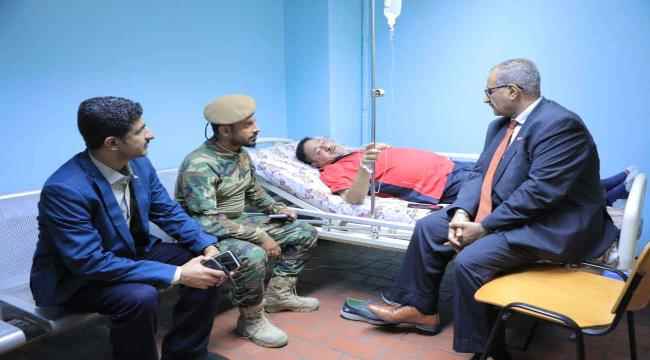 الأمين العام يطمئن على صحة مدير أمن مطار العاصمة عدن