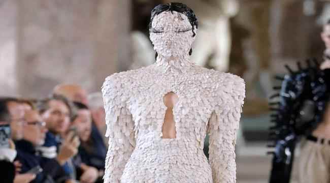 عرض Schiaparelli في باريس يحدث ضجة