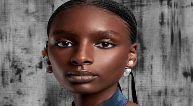مكياج العارضات في مجموعة DIOR للأزياء الراقية لربيع وصيف 2024