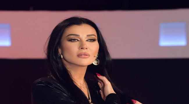 وتحوّلت الممثلة اللبنانية نادين الراسي إلى عارضة أزياء