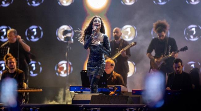 نانسي عجرم تتفاعل بقوة مع الجمهور خلال حفلها في الدرعية