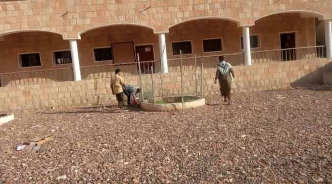 *المجلس الطلابي لكلية التربية سقطرى  يقوم بحملة نظافة في الكلية.*