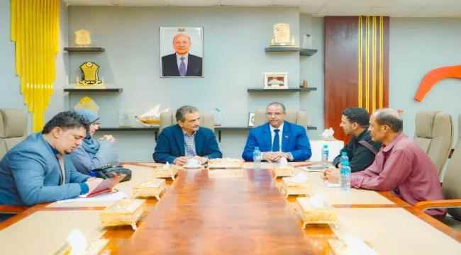 محافظ العاصمة عدن يلتقي وزير الشؤون الاجتماعية والعمل