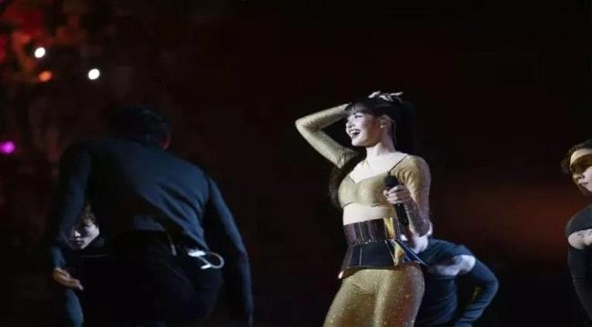 ليسا تبهر الجمهور بأداء أغنية lalisa