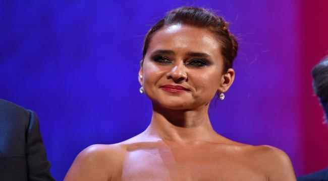 تسبّبت الفنانة نيللي كريم في أزمة مرورية وزحمة في أحد شوارع القاهرة