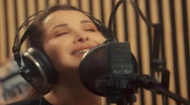 من فيلم مقسوم نانسي عجرم في الأغنية الثانية  " لا فرح ولا حزن يدوم"