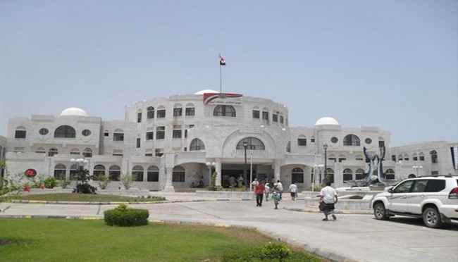 أبين ...طالبة متفوقة وضعت مظلوميتها على طاولة رئيس الجامعة فهل ينصفها ؟!

