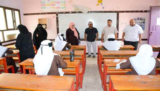 عدن...مدير عام صيرة يتفقد اختبارات الثانوية العامة 
