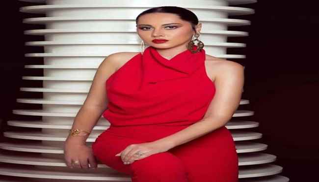 الفنانة ياسمين رئيس تواصل الاستمتاع بشهر العسل من على البحر