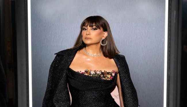 الفنانة غادة عبد الرازق تتألق بفستان أسود أنيق