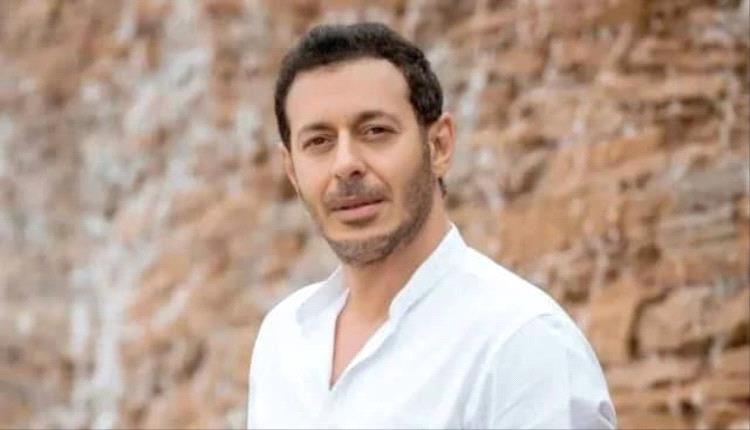 الفنان مصطفى شعبان في محاولات جادة لتقديم هذا العمل