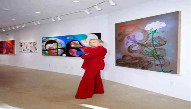 الفنانة الاميركية شارون ستون ترسم شبه عارية!