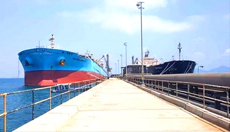 مقدمة من الإمارات .. وصول باخرة محملة بالديزل إلى ميناء الزيت في عدن لدعم محطات الكهرباء
