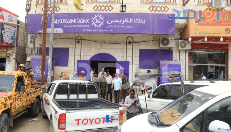 بالصور..  الأمن في مأرب وتعز يجبر البنوك على فتح أبوابها بعد إغلاق مفاجئ
